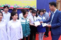 Trao học bổng cho học sinh nghèo ở Yên Bái