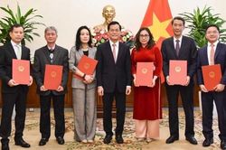 Thứ trưởng Ngoại giao Hà Kim Ngọc trao quyết định tiếp nhận, điều động và bổ nhiệm cán bộ cấp Vụ