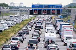 EU thông qua lệnh cấm bán xe chạy xăng, dầu