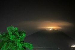 Xuất hiện quầng mây lạ phát sáng trên núi Bà Đen