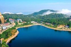 Bức tường lá đỏ Chùa Vạn Linh