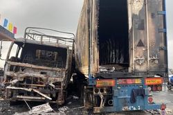 Xe tải và xe container bốc cháy ngùn ngụt cạnh cây xăng lúc sáng sớm