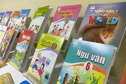 Bộ trưởng GD&ĐT lý giải vì sao sách giáo khoa mới đắt gấp 2-3 lần
