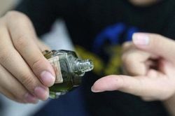 Những đối tượng nào cần thận trọng khi dùng dầu gió?