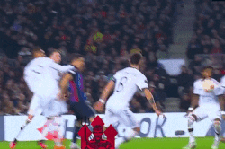 VAR gây tranh cãi trong trận MU hòa Barca