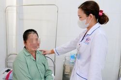 Người phụ nữ bị lở loét toàn thân do tắm lá chữa bệnh