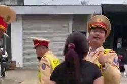 Người phụ nữ bị còng tay chửi bới, cản trở lực lượng làm nhiệm vụ ở Thanh Hóa