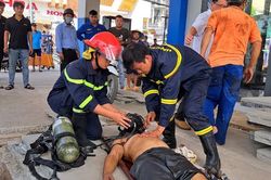Hai người bị ngạt khí ở bồn chứa xăng