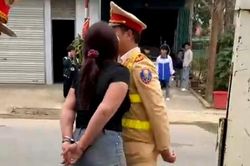 Tạm giữ hình sự người phụ nữ ở Thanh Hóa lăng mạ CSGT làm nhiệm vụ