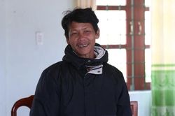Người đàn ông Mã Liềng viết đơn thoát nghèo