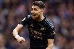 Jorginho tỏa sáng đưa Arsenal trở lại dẫn đầu Ngoại hạng Anh