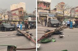 Hà Nội: Húc đổ cột đèn, ô tô con nát đầu