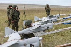 Video Nga phóng UAV 'mắt thần' hỗ trợ pháo tự hành tấn công ở Ukraine