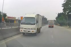 Thanh Hóa: Tài xế giật mình bẻ lái tránh ô tô tải đi ngược chiều trên quốc lộ