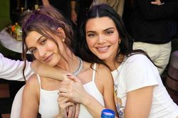 Kendall Jenner bị nghi ngờ photoshop quá đà, bà xã Justin Bieber lên tiếng bênh vực
