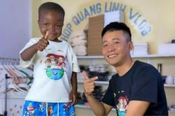 Lôi Con hát tiếng Việt cực sõi trên livestream, Quang Linh Vlog lập tức trả cát-sê 'khủng'
