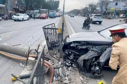 Lái xe đâm đổ cột đèn rồi quay ngang Quốc lộ 1A