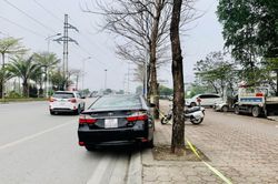 Bị thổi nồng độ cồn ở Hà Nội, tài xế Camry lộ giấy phép lái xe giả