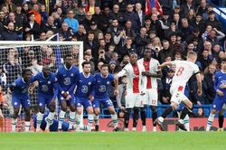 Chelsea thua sốc trước đội bét bảng, 600 triệu mua sắm 'đổ sông đổ biển'