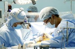 Tìm thân nhân của người đàn ông tự đâm thấu ngực