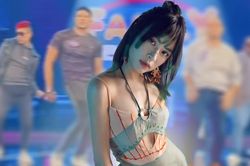 Nam cầu thủ mừng rỡ khoe với mẹ được nhảy See Tình của Hoàng Thùy Linh trên truyền hình