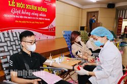 Gần 500 công nhân tại các khu công nghiệp tham gia hiến máu tình nguyện