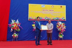 Trao học bổng 'Quỹ Vạn dặm thương yêu' tại Văn Chấn, Yên Bái