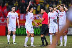 Trọng tài V.League dừng trận đấu vì chấn thương