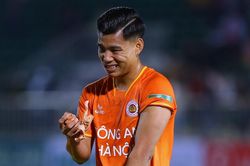 Văn Thanh không ăn mừng bàn thắng vào lưới HAGL