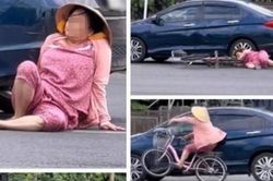Người phụ nữ đi xe đạp ngược chiều va chạm với ô tô gây 'bão' ở TP.HCM
