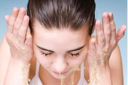 Dùng nước muối sinh lý rửa mặt có tác dụng gì?