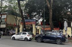 Không gian quanh các trường học bị 'xà xẻo' thành điểm đỗ xe, kinh doanh