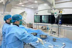 Cấp cứu cho người đàn ông bị nhồi máu cơ tim