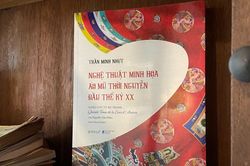Khám phá 'Nghệ thuật minh họa áo mũ thời Nguyễn đầu thế kỷ XX'