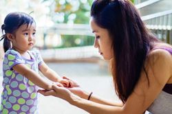 Dấu hiệu trẻ bị sốc tâm lý khi có thêm em