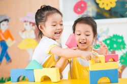 Bố mẹ làm ngay điều này để trẻ dễ dàng hòa thuận với thành viên mới