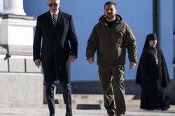 Ông Biden đi dạo ở Kiev trước cột mốc 1 năm cuộc chiến Nga - Ukraine