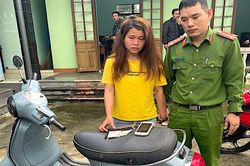 Bị phát hiện trộm tiền, 'nữ quái' kéo lê cụ bà bán rau hàng chục mét hòng tháo chạy