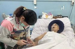 Con gái gặp lại cha sống thực vật sau 3 tháng mất tích
