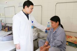 Căn bệnh khiến người phụ nữ có ngực to gấp chục lần bình thường