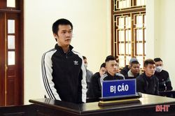 Đẩy chủ nhà ngã để cướp 1 con gà, 'bóc lịch' 7 năm rưỡi