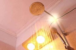 Trời lạnh dùng đèn sưởi nhà tắm, nhớ 6 điều này để tiết kiệm điện, tránh bỏng da