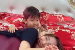 Netizen tan chảy trước khoảnh khắc bé Bo vỗ về, 'dỗ ngọt' Hòa Minzy