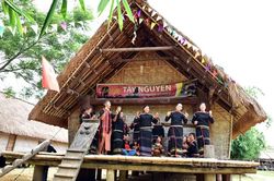 Nhà dài Ê Đê, không gian sống của gia đình mẫu hệ