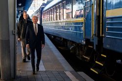 Chuyến đi bất ngờ của ông Biden tới Kiev được giữ bí mật thế nào?