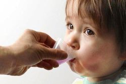 Cho con uống thuốc hạ sốt khi chưa cần thiết có thể gây hại cho trẻ