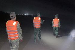 Nỗ lực cứu hộ tàu cá cùng ngư dân gặp nạn trên biển