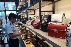Tạm giữ 250 sản phẩm nghi nhái các nhãn hiệu thời trang nổi tiếng