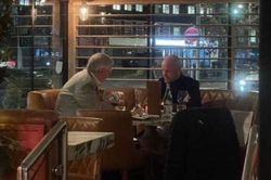 Ten Hag ăn tối với Sir Alex gây sốt, MU chuẩn bị lấy chiếc cúp đầu tiên