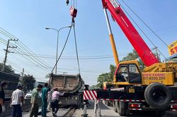 Dùng cẩu nâng xe đầu kéo đưa thi thể người phụ nữ bị mắc kẹt ra ngoài